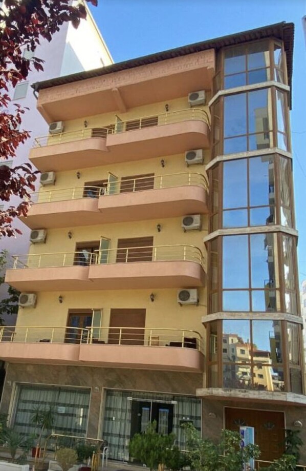 Vista frontal de la propiedad