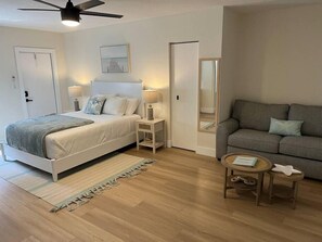 1 bedroom, iron/ironing board, WiFi, bed sheets - Seaside Studio Oasis Suite#1 (Lauderdale-by-the-Sea)