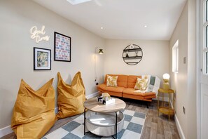 Smart-TV, TV-spill, DVD-spiller og bøker