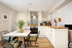 Dining - Beautifully refurbished cottage in Lower Wivenhoe with games room, pet friendly! (Wivenhoe)