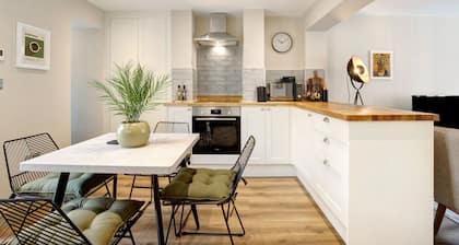 Beautifully refurbished cottage in Lower Wivenhoe with games room, pet friendly!