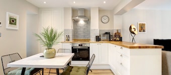 Beautifully refurbished cottage in Lower Wivenhoe with games room, pet friendly!
