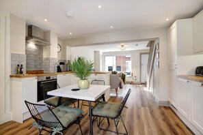 Fridge, microwave, oven, stovetop - Beautifully refurbished cottage in Lower Wivenhoe with games room, pet friendly! (Wivenhoe)
