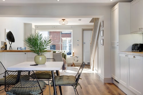 Beautifully refurbished cottage in Lower Wivenhoe with games room, pet friendly!