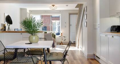 Beautifully refurbished cottage in Lower Wivenhoe with games room, pet friendly!