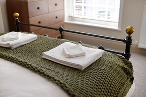 2 habitaciones, escritorio y tabla de planchar con plancha 