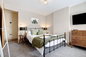 2 soverom, skrivebord, strykejern/-brett og reiseseng for barn