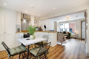 Interior - Beautifully refurbished cottage in Lower Wivenhoe with games room, pet friendly! (Wivenhoe)