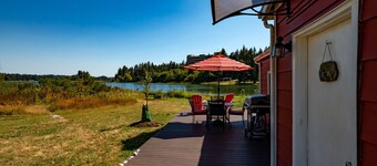 Peaceful Beachfront Cottage - Large Deck & Fire Pit - Gorgeous Views & Wildlife