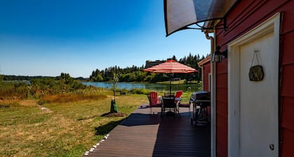 Peaceful Beachfront Cottage - Large Deck & Fire Pit - Gorgeous Views & Wildlife