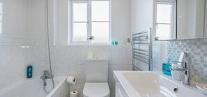 Bathroom - 2 Bed Apartment Sleeps 5 - Wifi, Free Parking (Grays)