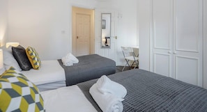 Apartment | 2 bedrooms, iron/ironing board, free WiFi, bed sheets - 2 Bed Apartment Sleeps 5 - Wifi, Free Parking (Grays)
