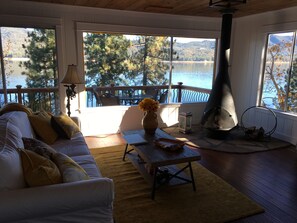 Smart TV, fireplace - LAKEFRONT & DOCK, Fishing, 2 fire pits, Fireplace, 2 mi slopes, Tesla -Pets, (Big Bear Lake)