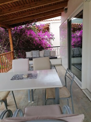 屋外ダイニングエリア