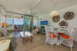 Smart TV, libros, estéreo