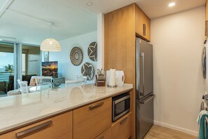 Refrigerador, microondas, horno, placa de cocina