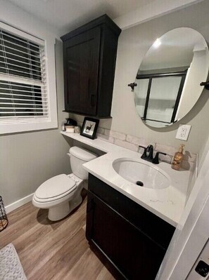 Bathroom - Whitetail Cottage at KY Lake.. a tiny home experience! (Springville)