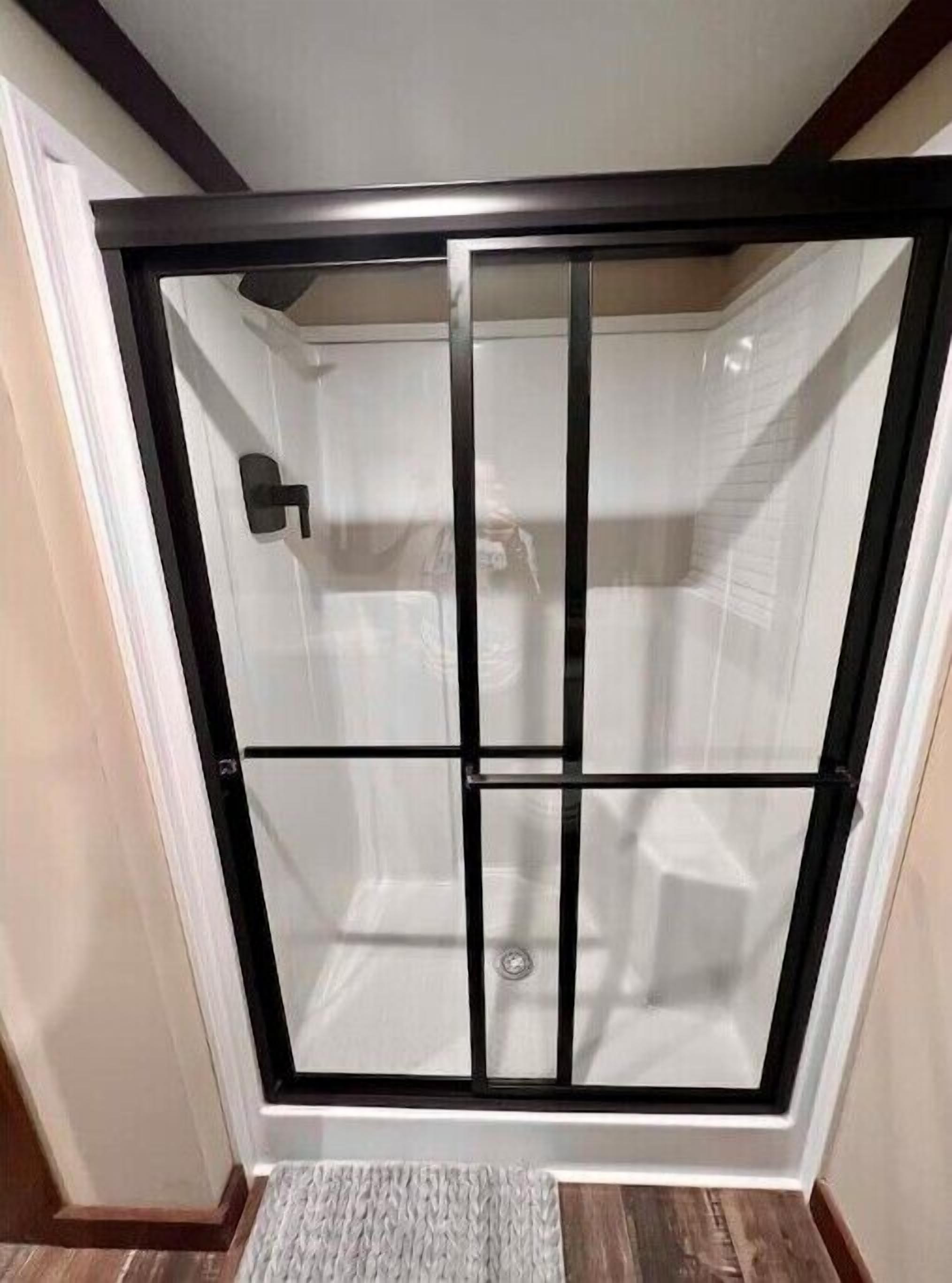 Dusj, hårføner, håndklær og såpe