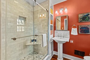 Hair dryer, towels, soap, shampoo - The Cavalier - Quiet Corner of Old Town (Alexandria)