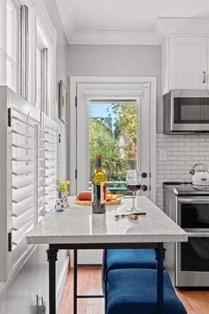 ثلاجة، ميكروويف، فرن، موقد طهي مسطح