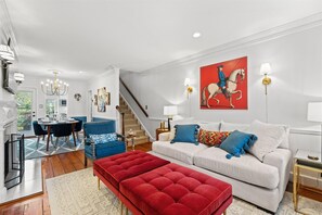 Smart TV, fireplace, books - The Cavalier - Quiet Corner of Old Town (Alexandria)