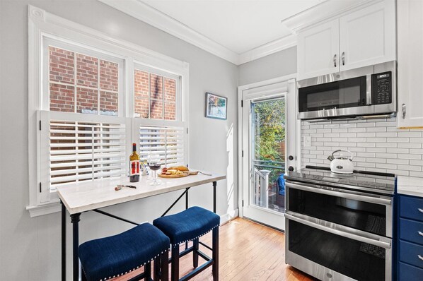 ثلاجة، ميكروويف، فرن، موقد طهي مسطح