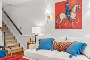 Smart TV, fireplace, books - The Cavalier - Quiet Corner of Old Town (Alexandria)