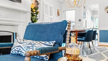 Smart TV, chimenea y libros