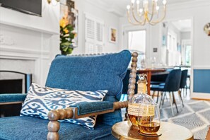 Smart TV, chimenea y libros 