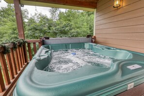 Outdoor spa tub - Smoky Mountain Getaway by RedAwning (Cosby)