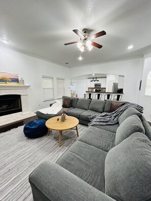 Smart TV, computer monitors, printers - Charming Luxury Convenience Spacious Home Burleson (Burleson)