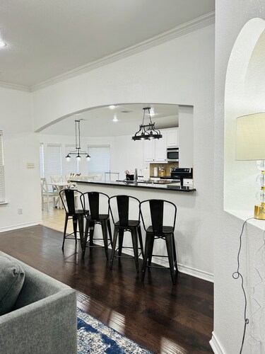 Charming Luxury Convenience Spacious Home Burleson