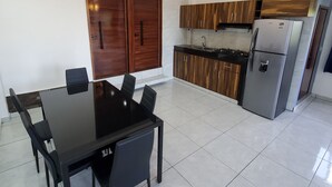 Cozinha moderna com área de refeições.