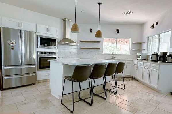 Kjøleskap, mikrobølgeovn, ovn og kokeplater