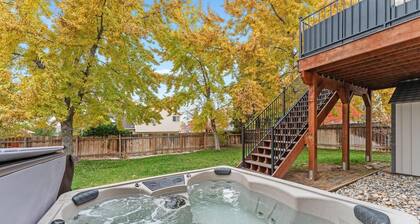 Charming & Comfy ~ Hot Tub ~ Spacious Yard ~ Pkg!