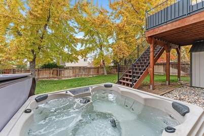 Charming & Comfy ~ Hot Tub ~ Spacious Yard ~ Pkg!