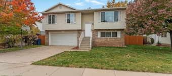 Charming & Comfy ~ Hot Tub ~ Spacious Yard ~ Pkg!