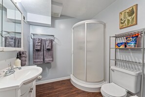 Douche, sèche-cheveux, serviettes fournies, savon