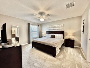 2 soverom, skrivebord, strykejern/-brett og reiseseng for barn