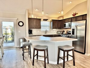 Een koelkast, een microgolfoven, een oven, een kookplaat