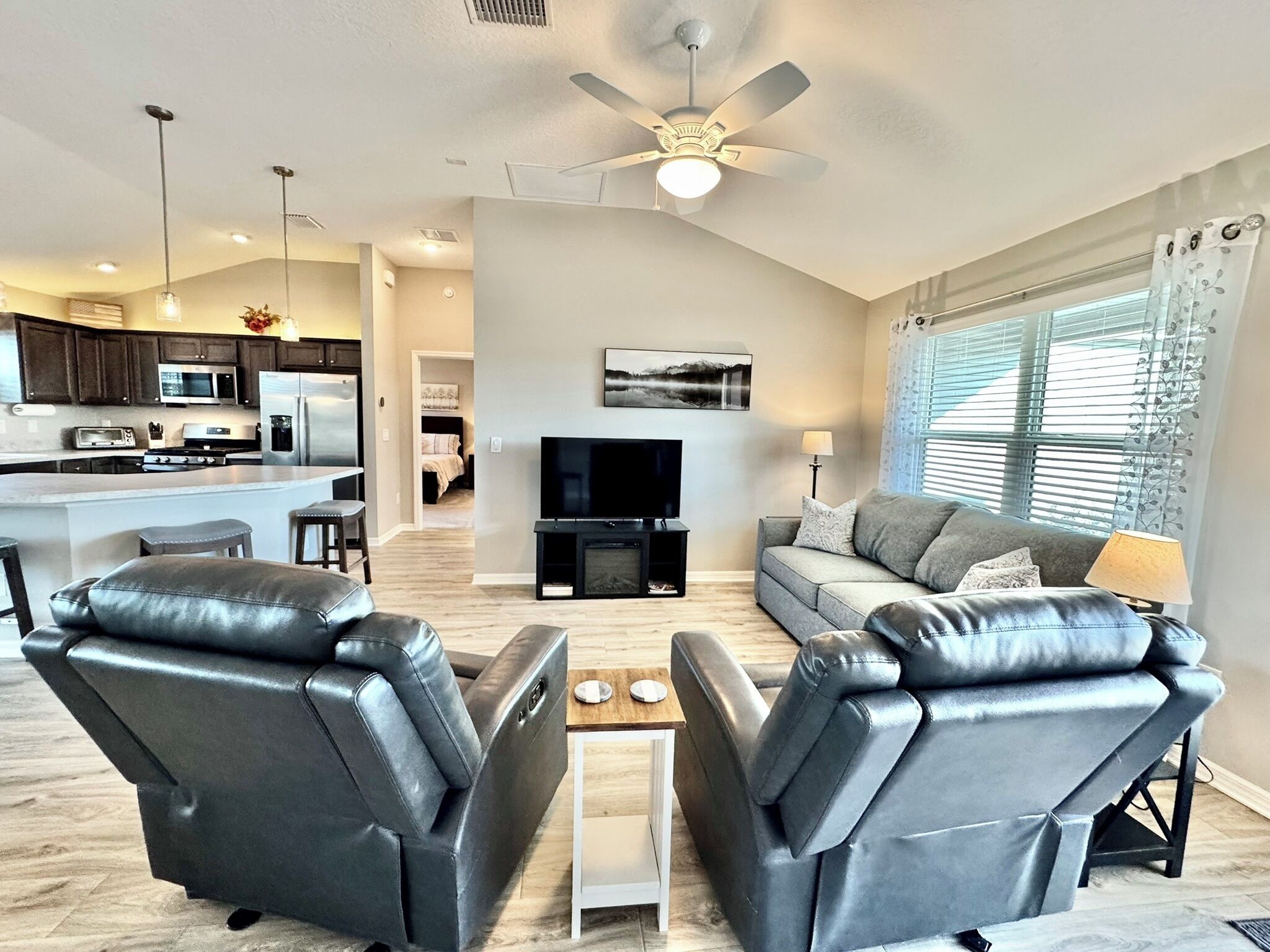 Smart TV, chimenea y oficina 