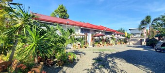 AVE Homes D- 2 BDRMS, Parking, A/C, WiFi, Netflix