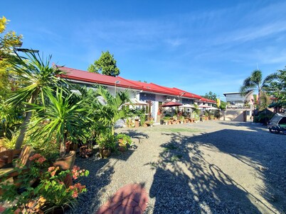 AVE Homes D- 2 BDRMS, Parking, A/C, WiFi, Netflix
