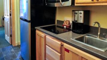 Refrigerador, microondas, parrilla de estufa y cafetera y tetera