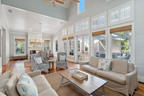 The Folly Peach - Experience Southern Charm in a Spacious Home Steps from the Ocean