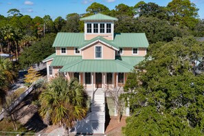 Exterior - The Folly Peach - Experience Southern Charm in a Spacious Home Steps from the Ocean (Folly Beach)