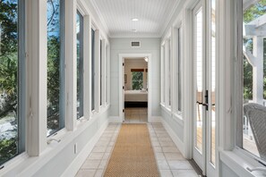 4 bedrooms, WiFi, bed sheets - The Folly Peach - Experience Southern Charm in a Spacious Home Steps from the Ocean (Folly Beach)