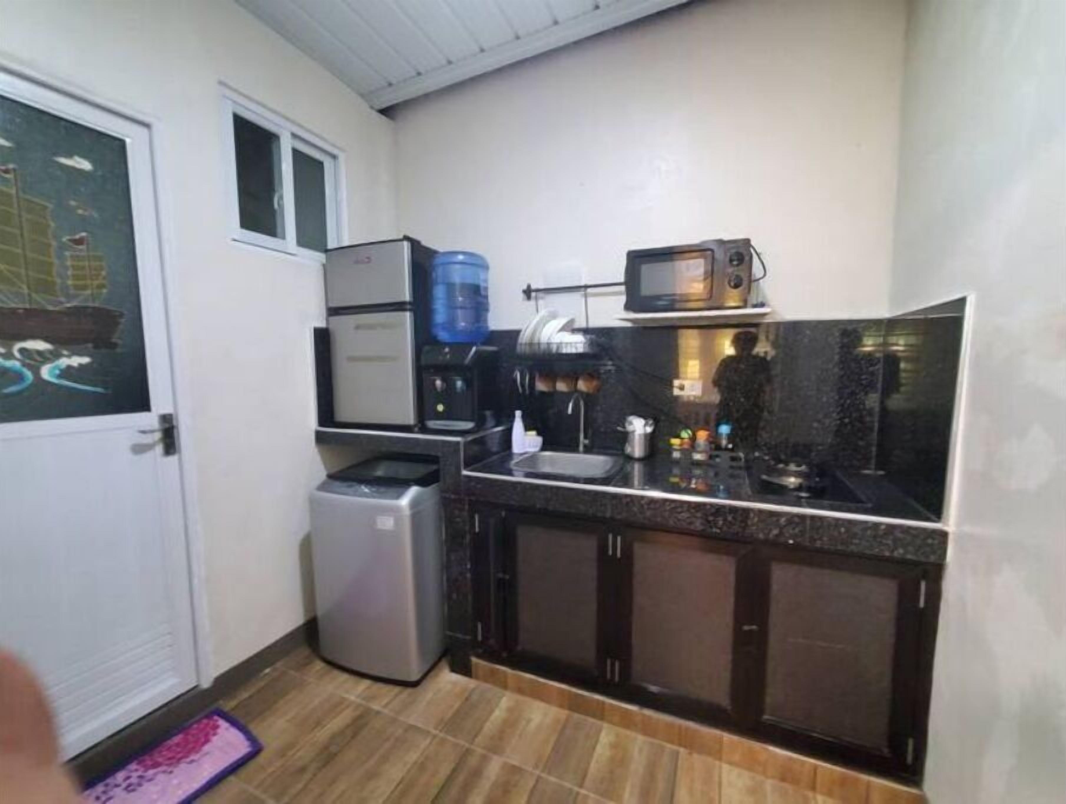 Kühlschrank, Mikrowelle, Kochgeschirr/Geschirr/Besteck