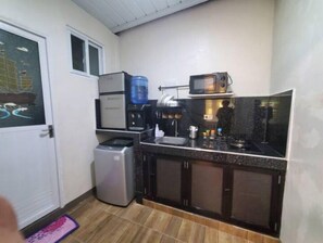 Geladeira, micro-ondas, talheres/pratos/utensílios de cozinha