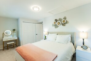 4 bedrooms, iron/ironing board, WiFi, bed sheets - Cozy Single-Family Retreat (Crum Lynne)